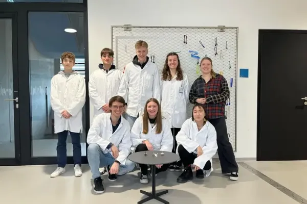 Gruppenfoto von Schülern und Betreuern im SKZ-Labor, die an einem Experiment mit Kunststoffen teilnehmen – Teil des Projekts „Plastik verstehen – Zukunft gestalten“.