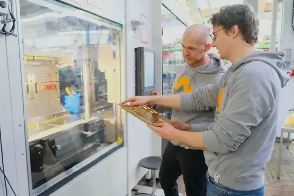 	 Zwei Studierende experimentieren im Labor der TH Rosenheim.