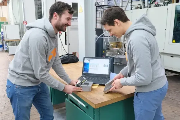 Zwei Studierende analysieren Daten an einem Labor-PC.