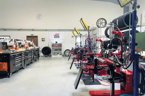 Ein Schulungsraum mit mehreren Montiermaschinen und Werkzeugen.