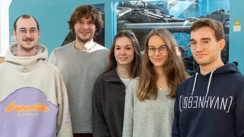 Fünf Studierende der Technischen Hochschule Würzburg-Schweinfurt, die ein Stipendium der STAHLGRUBER GESELLSCHAFTER-STIFTUNG erhalten haben.
