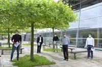 Vier Studierende der Technischen Hochschule Rosenheim erhalten von einem Professor die Urkunden für ein Stipendium der STAHLGRUBER GESELLSCHAFTER-STIFTUNG.