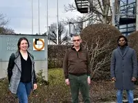 Zwei Studierende der Technischen Hochschule Rosenheim erhalten von einem Professor die Unterlagen für ein Stipendium der STAHLGRUBER GESELLSCHAFTER-STIFTUNG.