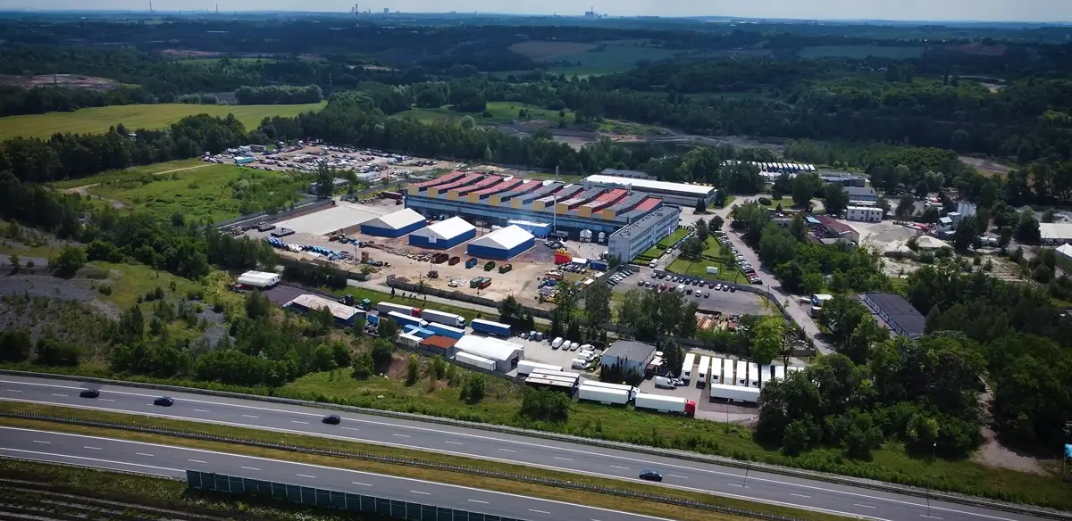Luftaufnahme der COBRA EUROPE Sp. z o.o. Produktionsanlage in Piekary Śląskie mit modernen Hallen, Logistikbereich und angrenzender Autobahn – Standort der neuen viertägigen Splice School für Fördergurtverbindungen und Reparaturen.