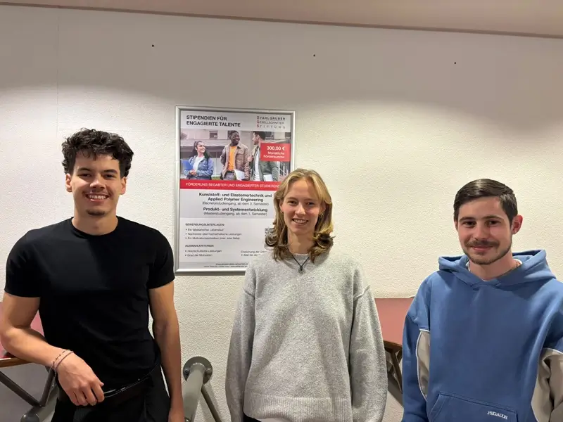 Zwei Studierende an der THWS analysieren im Labor ein Bauteil – gefördert durch das SGS-Stipendium 2025