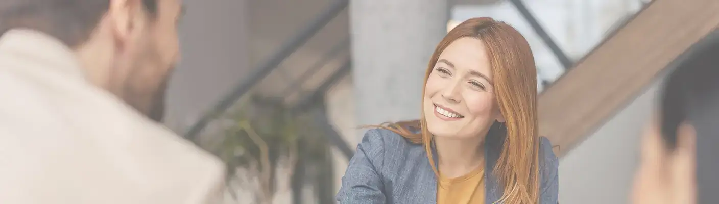 Partnerschaft und Förderung in der Aus- und Weiterbildung für Kunststoff- und Gummitechnik Eine lächelnde Frau schüttelt einem Mann die Hand – Symbol für die Partnerschaft und Förderung durch die STAHLGRUBER GESELLSCHAFTER-STIFTUNG.