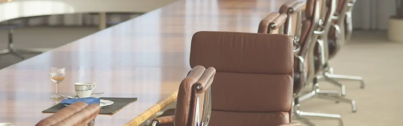 Der Stiftungsvorstand tagt an diesem Tisch – Ort der Entscheidungen zur Förderung im Kfz- und Vulkaniseur-Handwerk Konferenztisch und Stühle – Sitzungsort des Stiftungsvorstands der STAHLGRUBER GESELLSCHAFTER-STIFTUNG