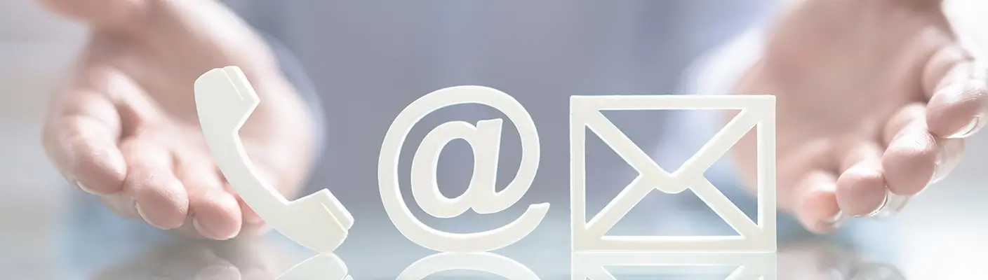 Zwei Hände halten Symbole für Telefon, E-Mail und Brief – Symbol für die offene und zugängliche Kommunikation mit der STAHLGRUBER GESELLSCHAFTER-STIFTUNG.