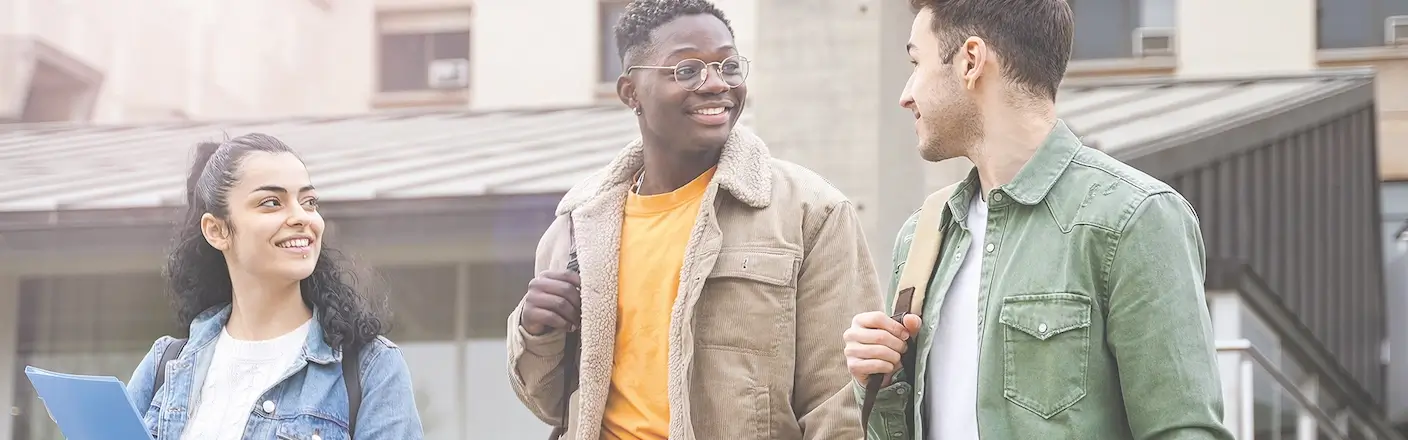 Studierende im Gespräch vor einem Hochschulgebäude Drei junge Studierende im Gespräch vor einem Hochschulgebäude – Symbol für die Förderung von Masterstudenten durch die STAHLGRUBER GESELLSCHAFTER-STIFTUNG.