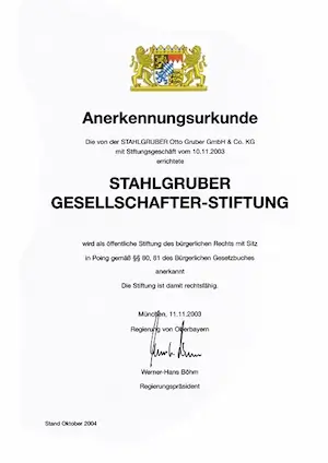 Anerkennungsurkunde der Regierung von Oberbayern, mit der die STAHLGRUBER GESELLSCHAFTER-STIFTUNG als öffentliche Stiftung des bürgerlichen Rechts anerkannt wurde.